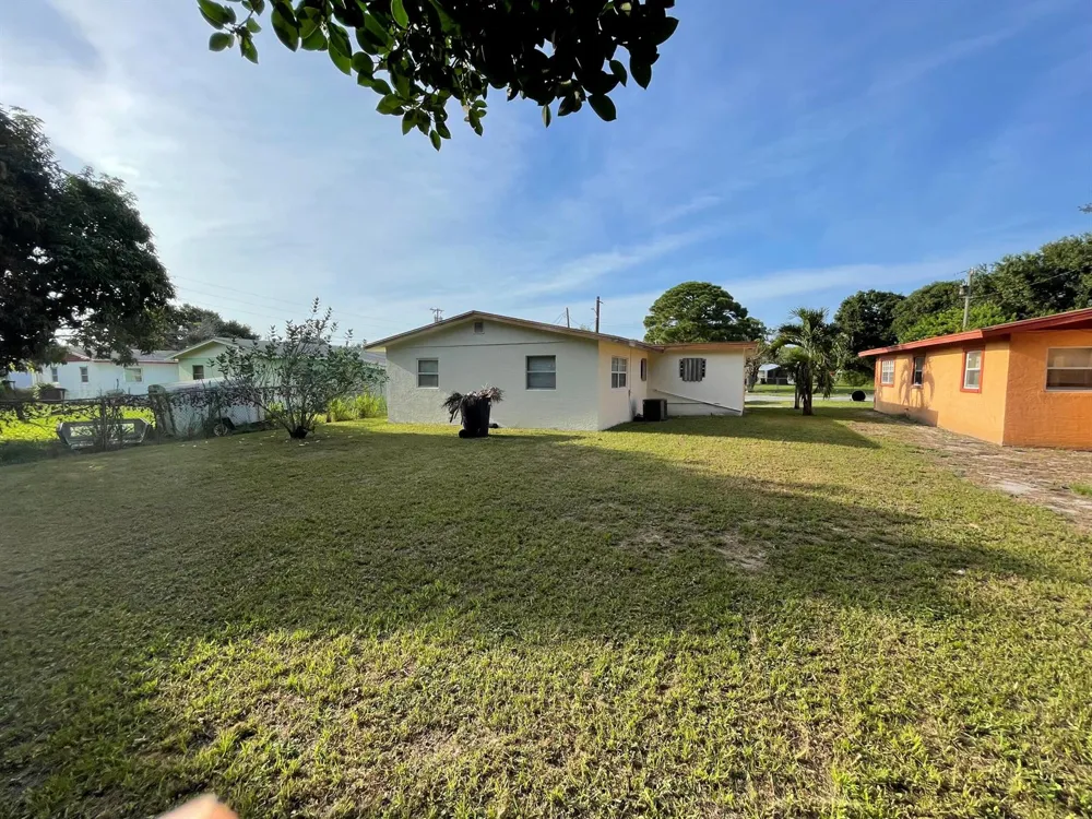2801 AVENUE E Fort Pierce, FL 34947