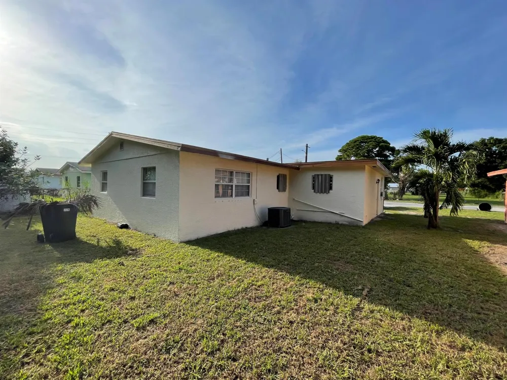 2801 AVENUE E Fort Pierce, FL 34947