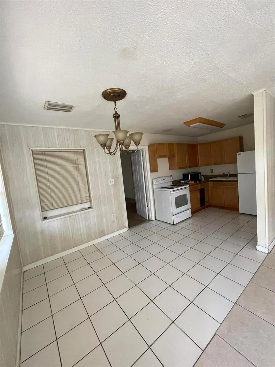 2801 AVENUE E Fort Pierce, FL 34947