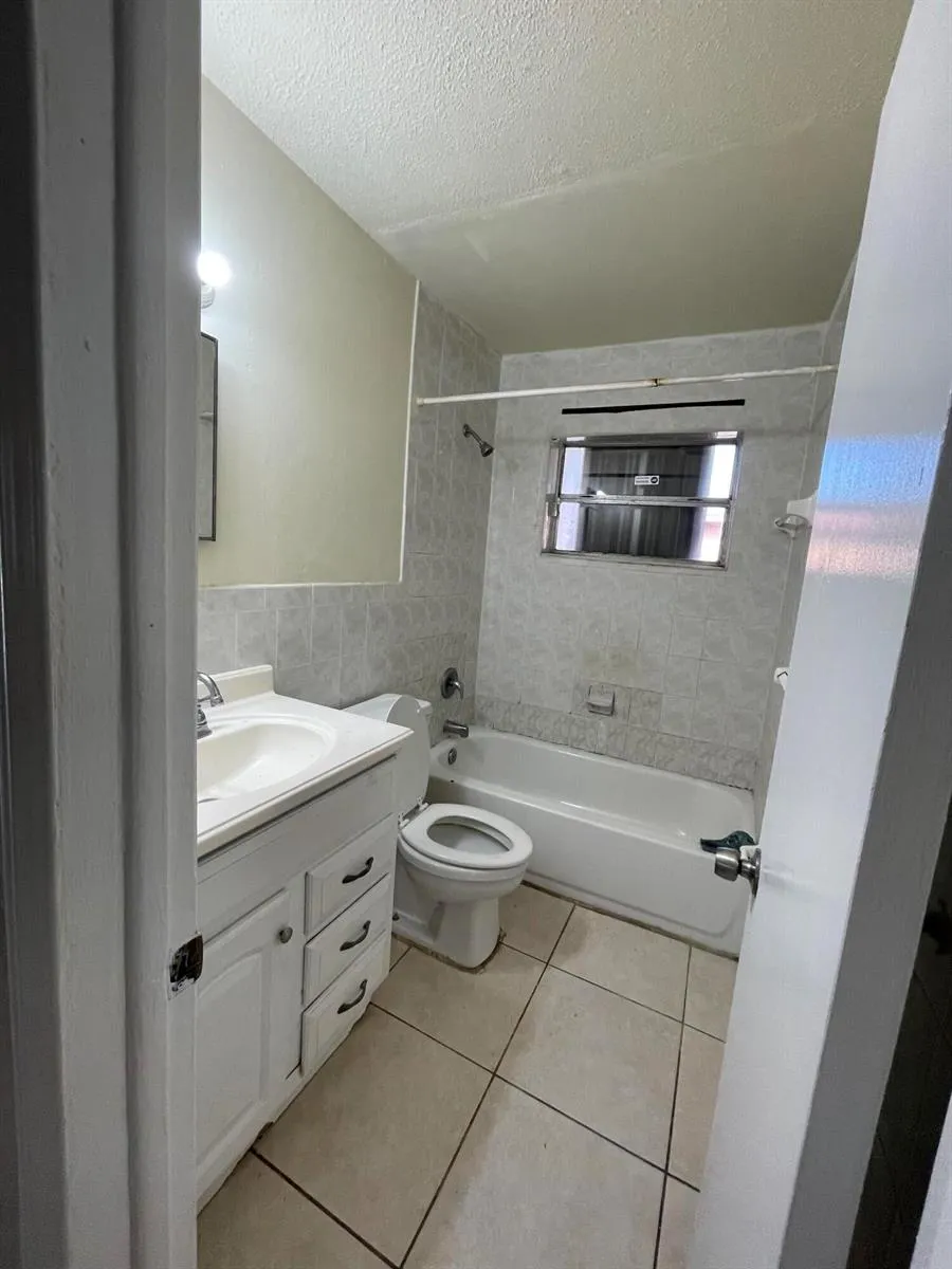 2801 AVENUE E Fort Pierce, FL 34947