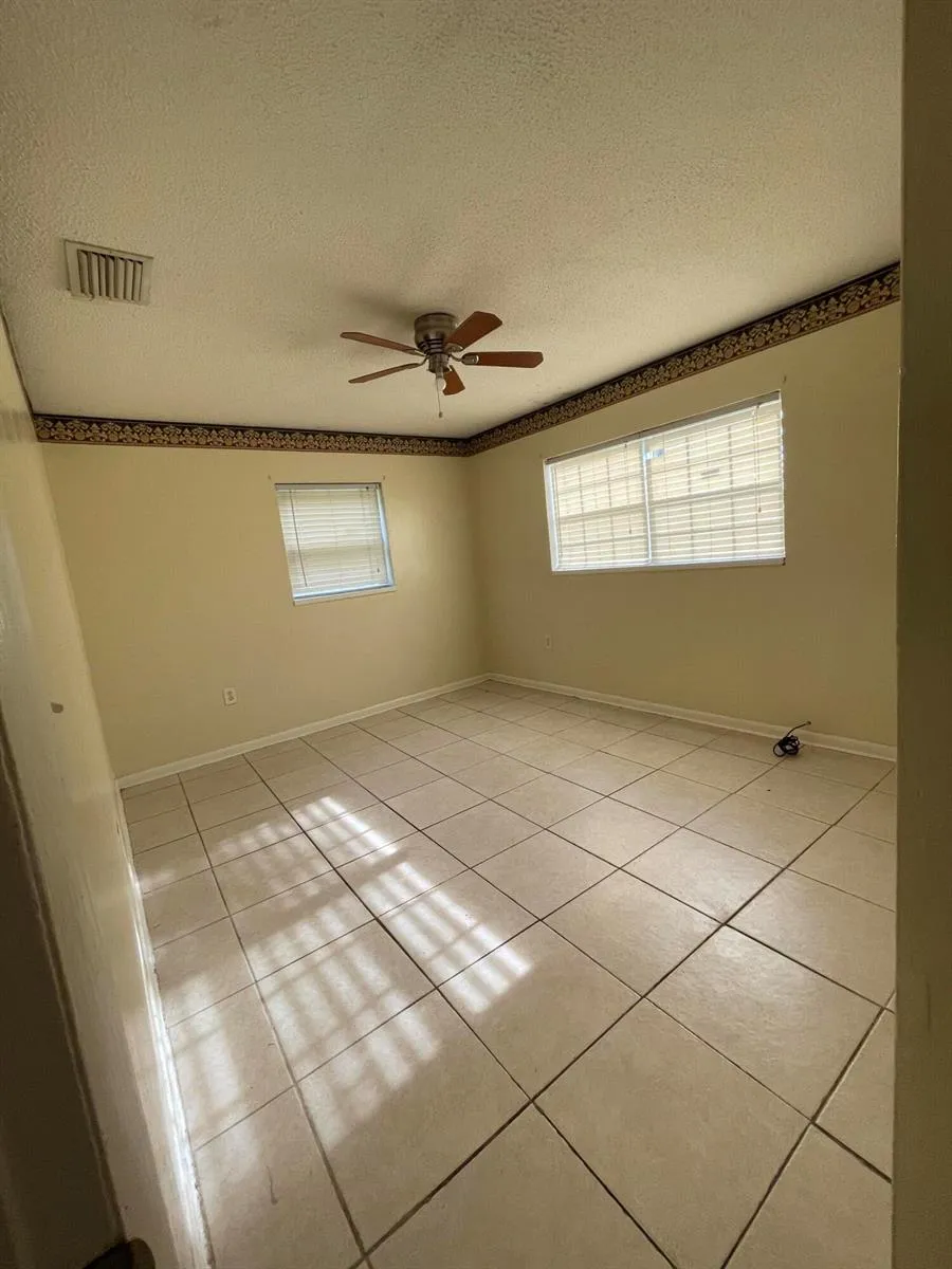 2801 AVENUE E Fort Pierce, FL 34947