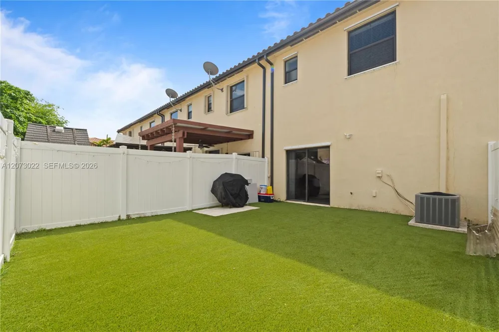 8881 W 35th Ln Hialeah, FL 33018