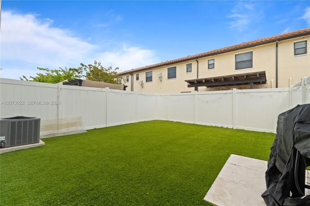 8881 W 35th Ln Hialeah, FL 33018
