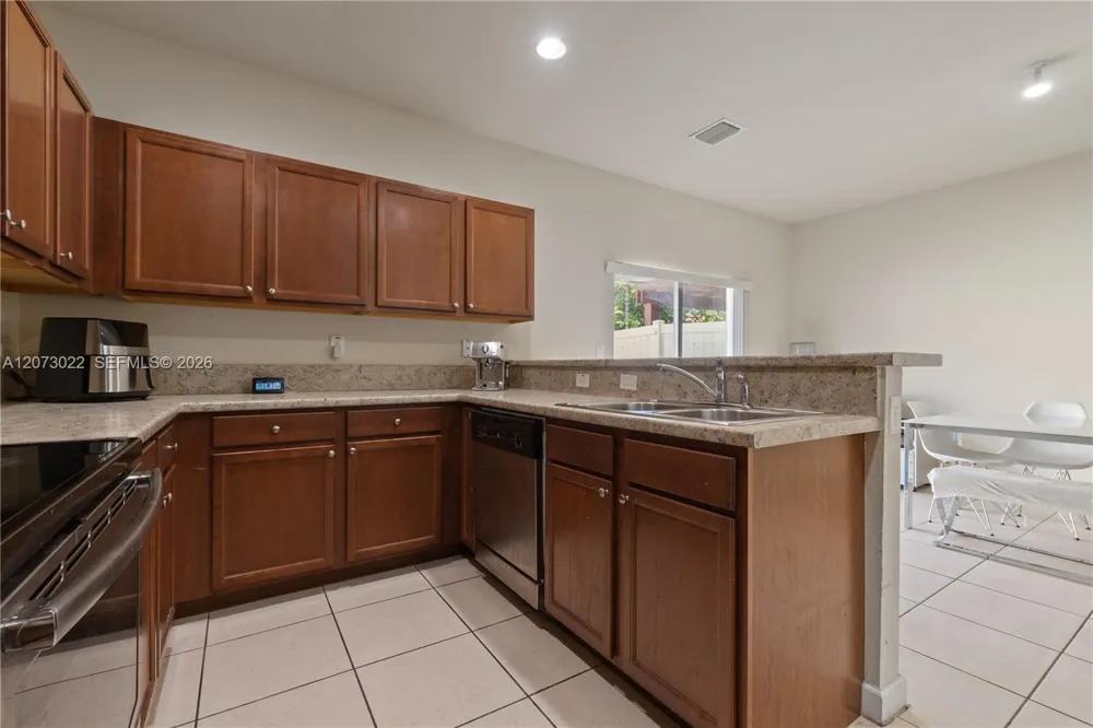 8881 W 35th Ln Hialeah, FL 33018