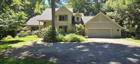 913 W Wellington Court