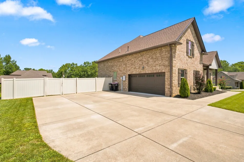 6023 W Mayflower Ct Greenbrier, TN 37073
