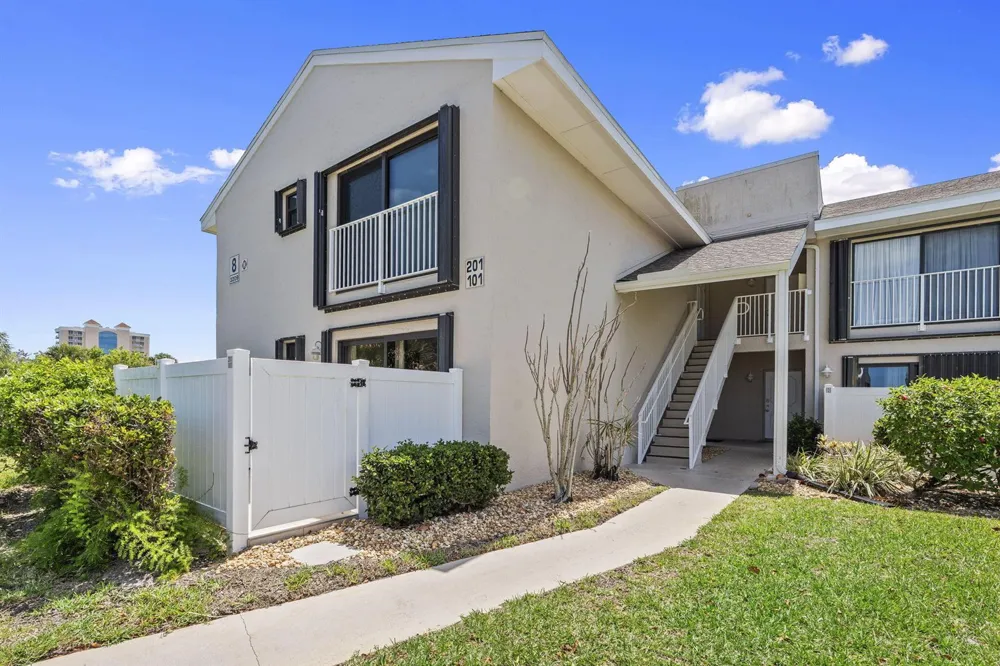 3209 S Lakeview Circle #8-101 Hutchinson Island, FL 34949