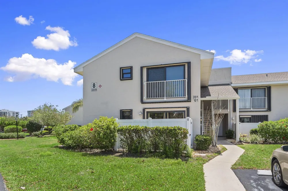 3209 S Lakeview Circle #8-101 Hutchinson Island, FL 34949