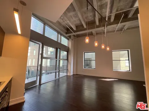 727 W 7th Street