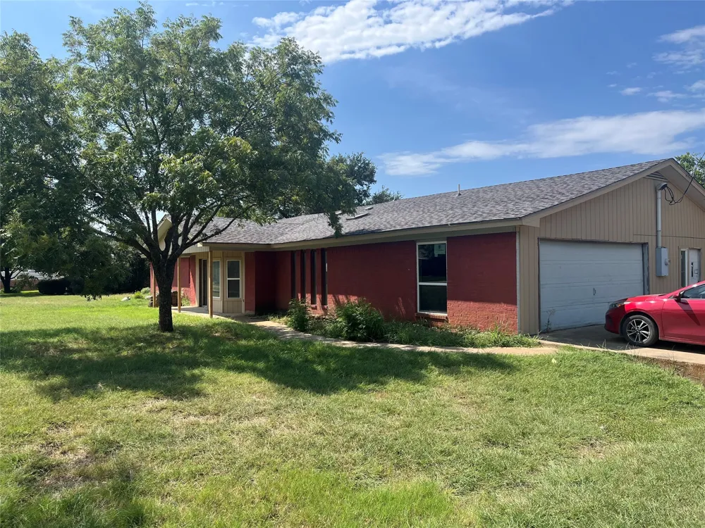 825 Alan Drive Burleson, TX 76028