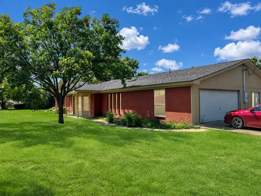 825 Alan Drive Burleson, TX 76028