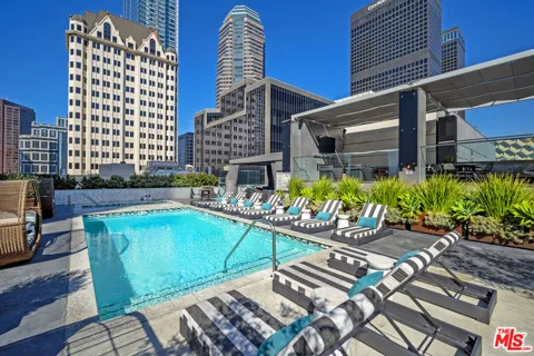 727 W 7th Street
