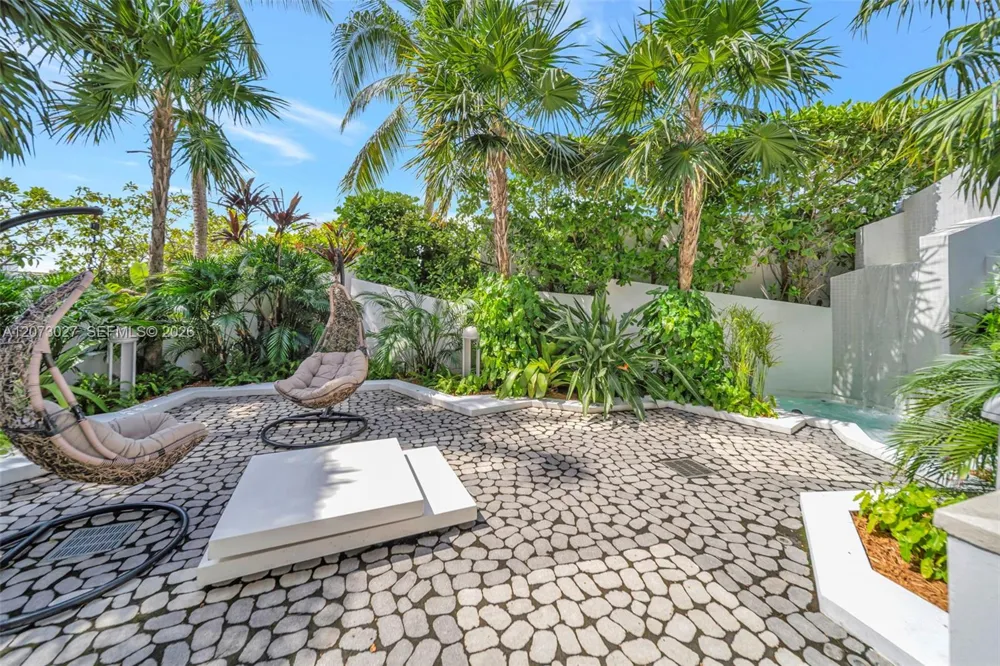 2020 Bayshore Dr #708 Miami, FL 33137