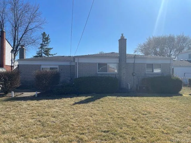 17423 MOORS Fraser City, MI 48026