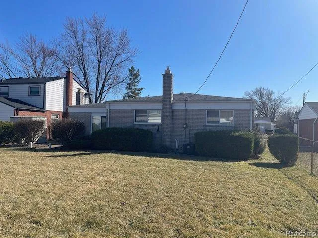 17423 MOORS Fraser City, MI 48026