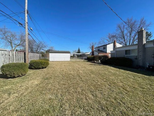17423 MOORS Fraser City, MI 48026