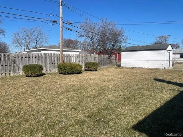 17423 MOORS Fraser City, MI 48026
