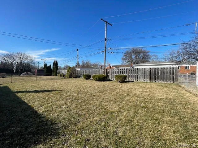 17423 MOORS Fraser City, MI 48026