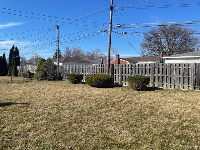 17423 MOORS Fraser City, MI 48026