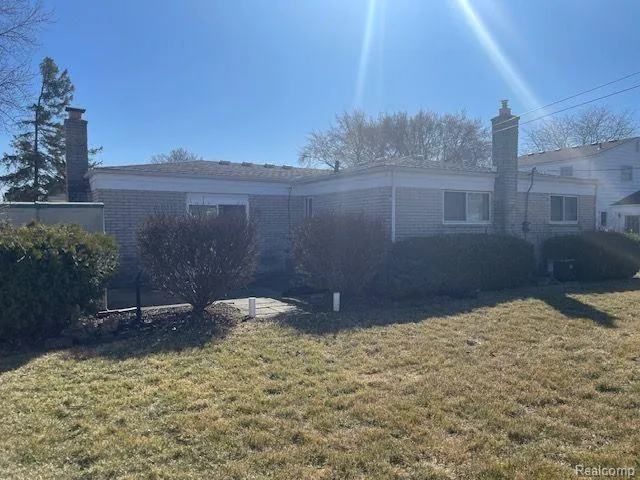 17423 MOORS Fraser City, MI 48026