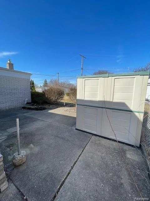 17423 MOORS Fraser City, MI 48026
