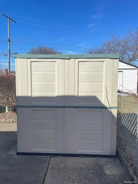17423 MOORS Fraser City, MI 48026