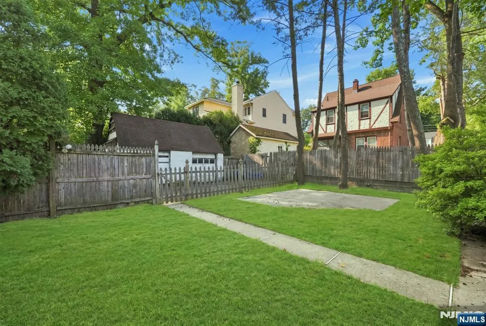 43 Esmond Place Tenafly, NJ 07670