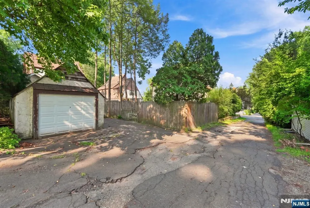 43 Esmond Place Tenafly, NJ 07670