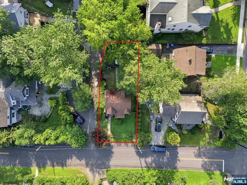 43 Esmond Place Tenafly, NJ 07670