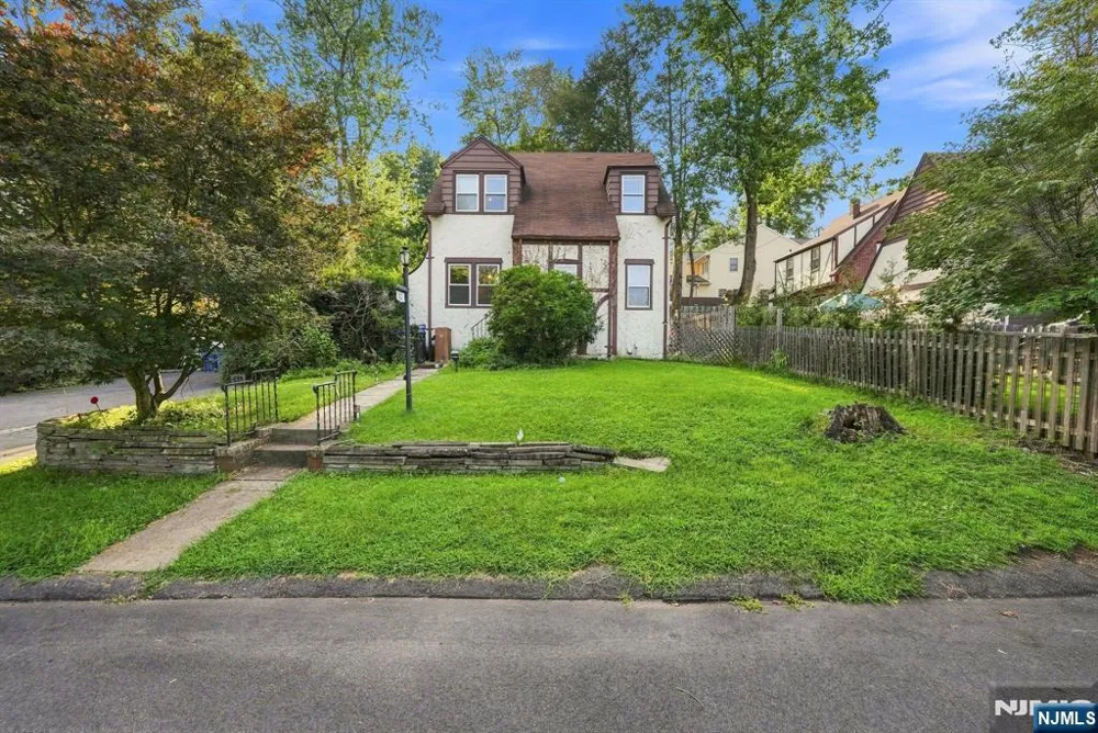 43 Esmond Place Tenafly, NJ 07670