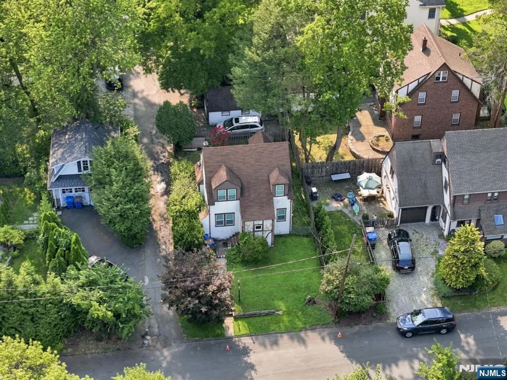 43 Esmond Place Tenafly, NJ 07670