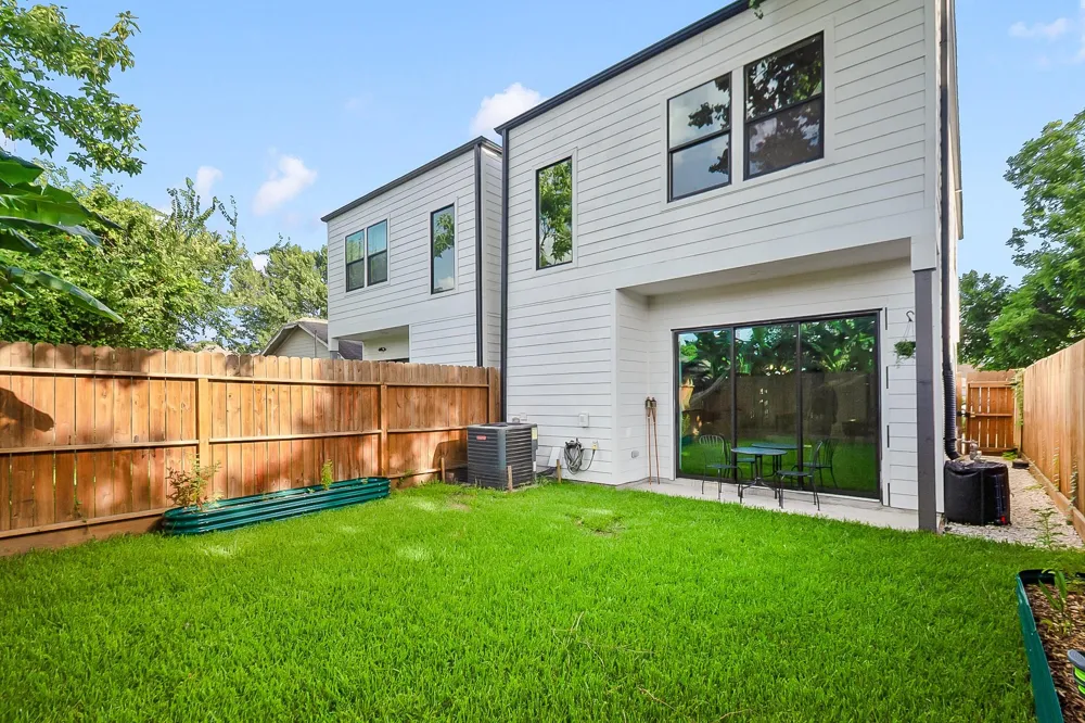 6915 Sherman Street Houston, TX 77011
