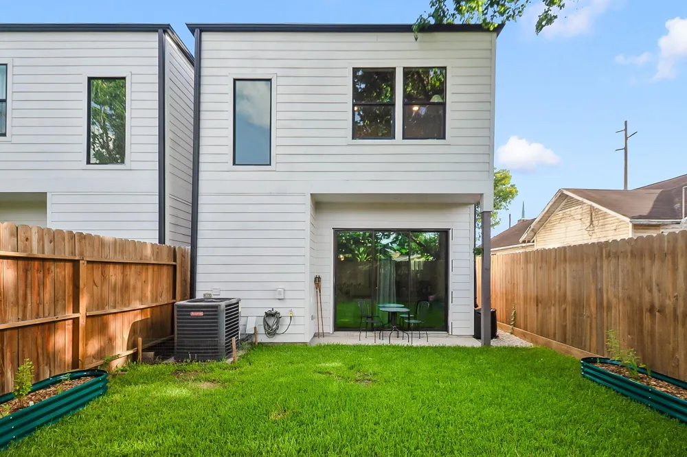 6915 Sherman Street Houston, TX 77011