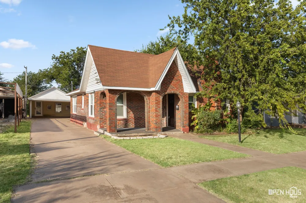 206 E Summit Avenue Electra, TX 76360