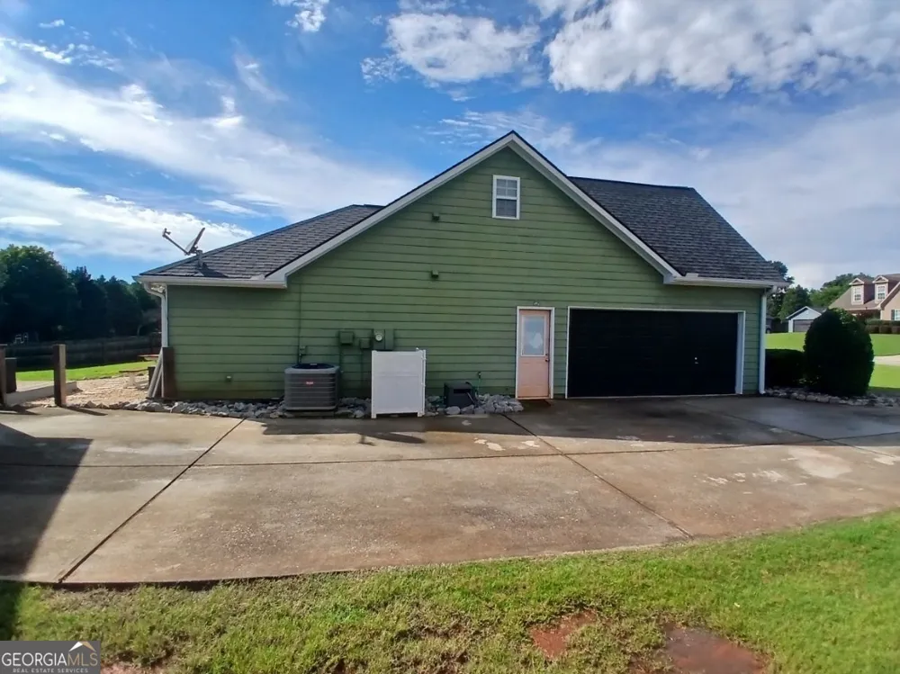 109 Presidential LN Statham, GA 30666