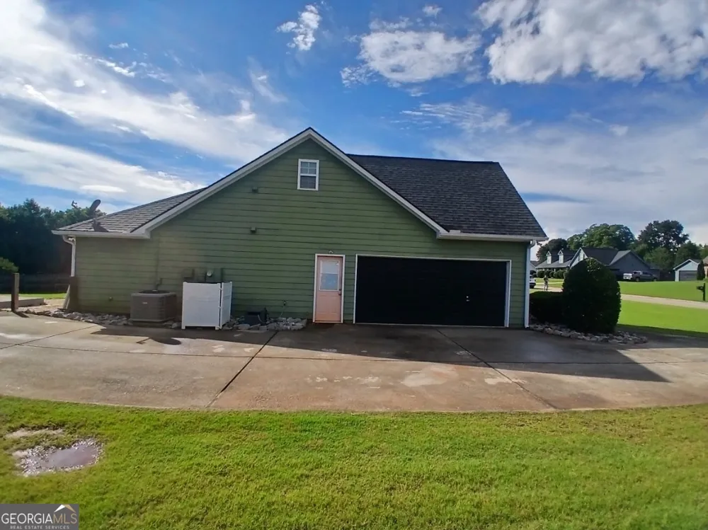 109 Presidential LN Statham, GA 30666