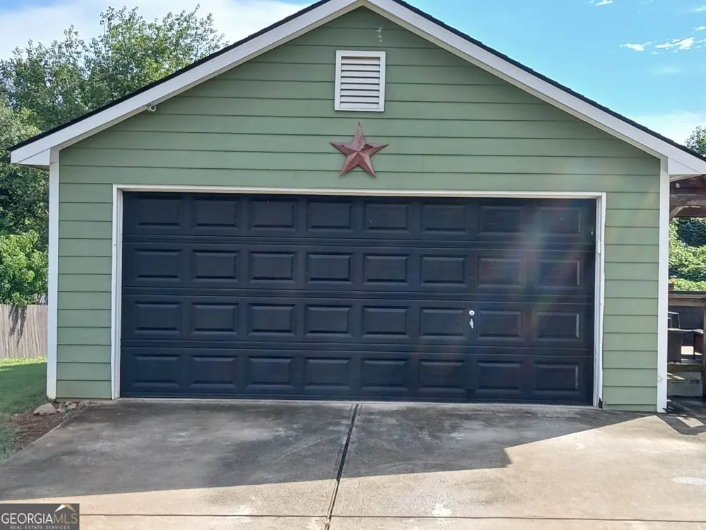 109 Presidential LN Statham, GA 30666