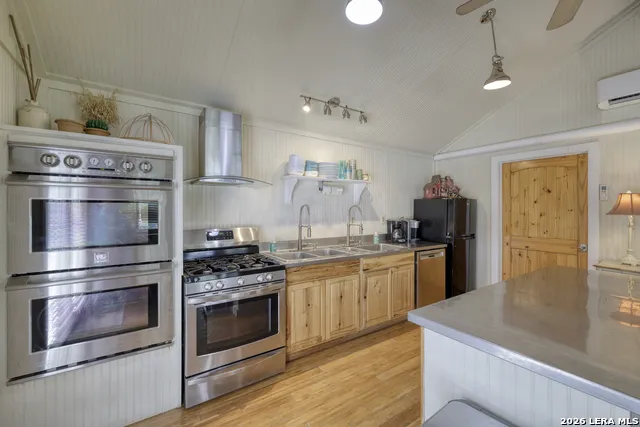 512 Cr 348 (River Road) Concan, TX 78838