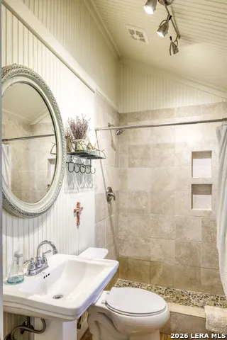 512 Cr 348 (River Road) Concan, TX 78838