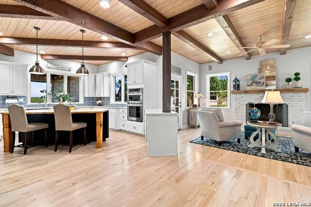 160 LIVE OAK LN Kerrville, TX 78028