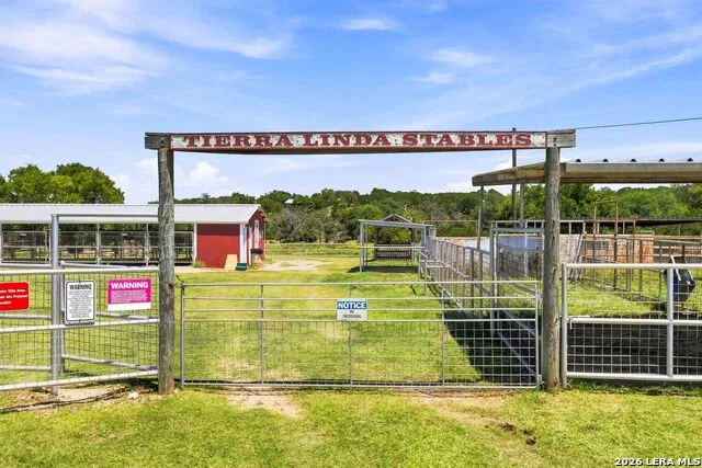 160 LIVE OAK LN Kerrville, TX 78028