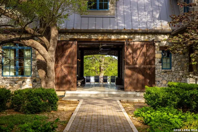 425 TERMINAL LOOP RD McQueeney, TX 78123
