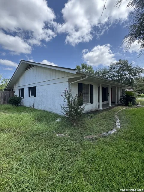 2406 BON AIRE AVE Victoria, TX 77901