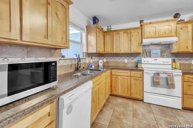 3084 CR 328 Jourdanton, TX 78026