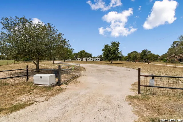 307 Broken Arrow Floresville, TX 78114