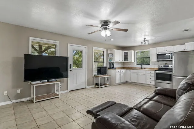 307 Broken Arrow Floresville, TX 78114