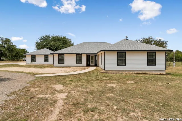 307 Broken Arrow Floresville, TX 78114