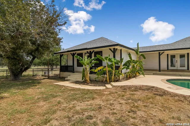 307 Broken Arrow Floresville, TX 78114
