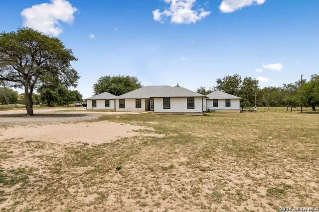 307 Broken Arrow Floresville, TX 78114
