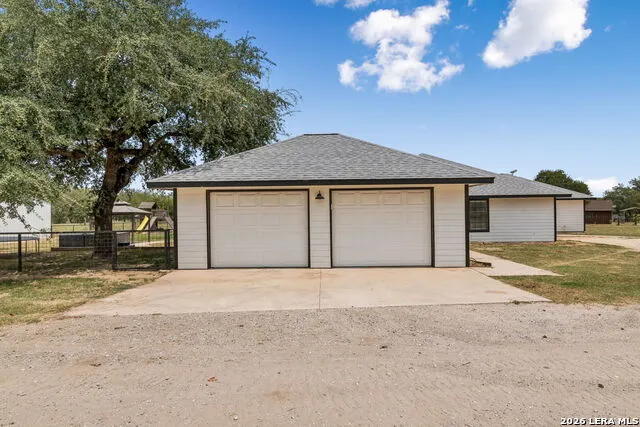 307 Broken Arrow Floresville, TX 78114